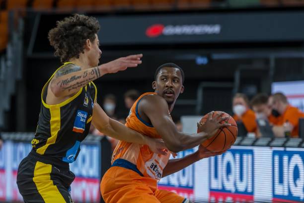 桌前的沉着 桌前的沉着