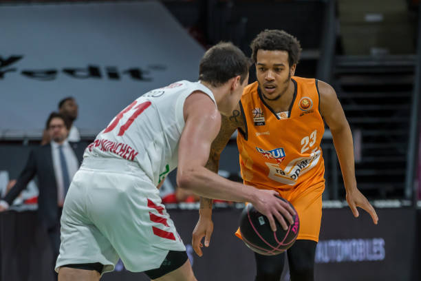 更看到了球 更看到了球